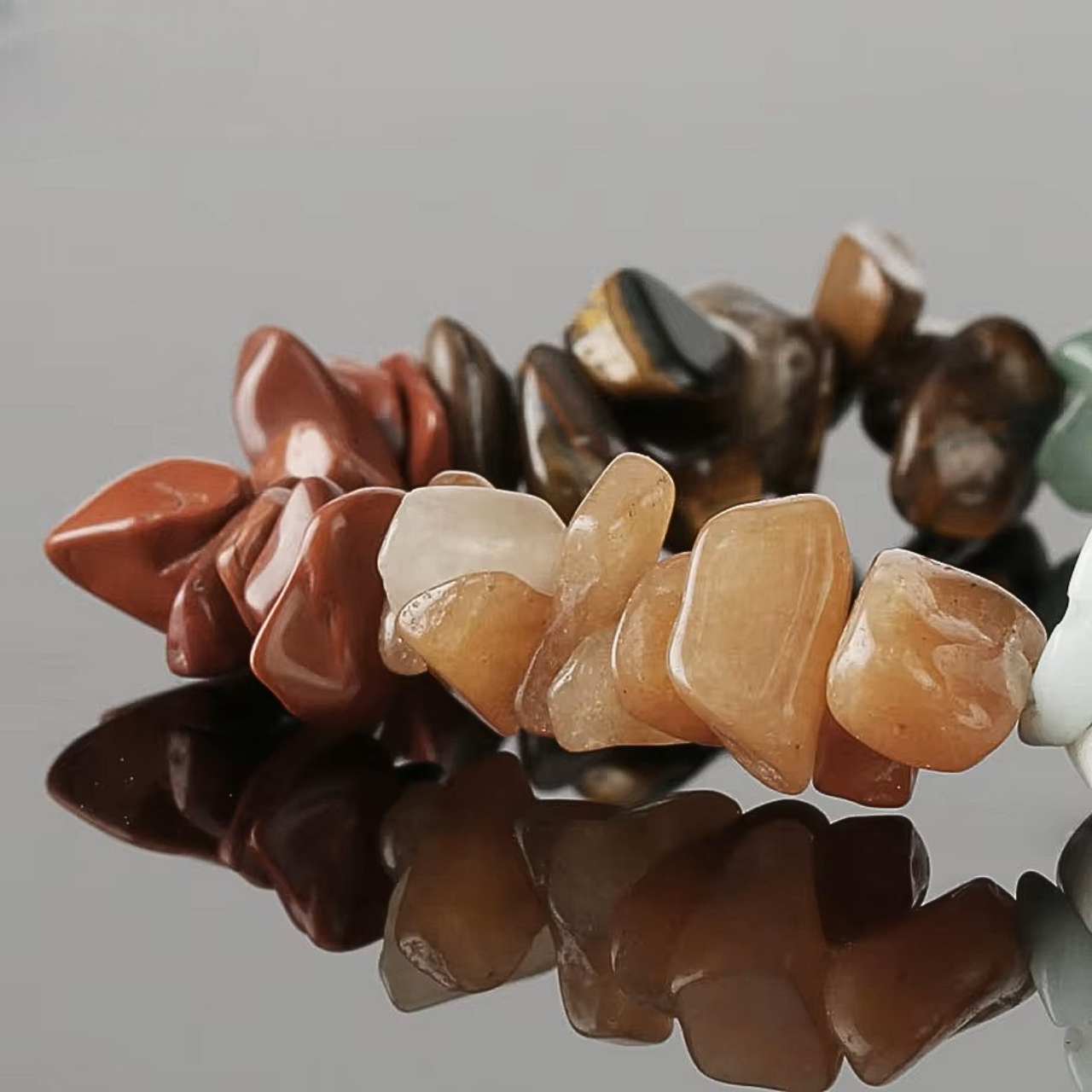 detail du bracelet CHAMAN aux pierres naturelles de formes abstraites
