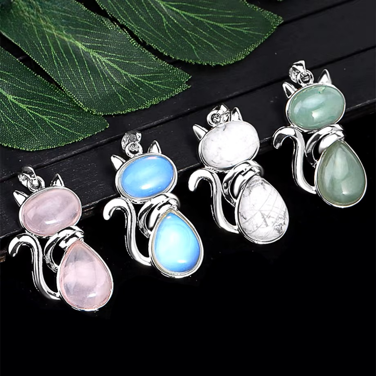 Collier félin avec pendentif en pierre naturelle.

