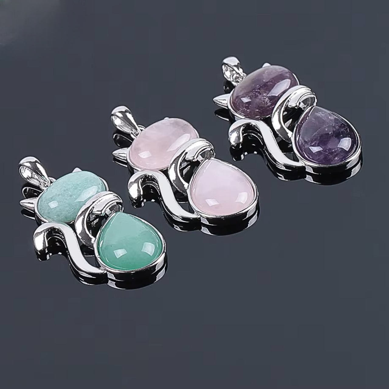 Collier GATO en pierre semi-précieuse taillée en forme de chat.

