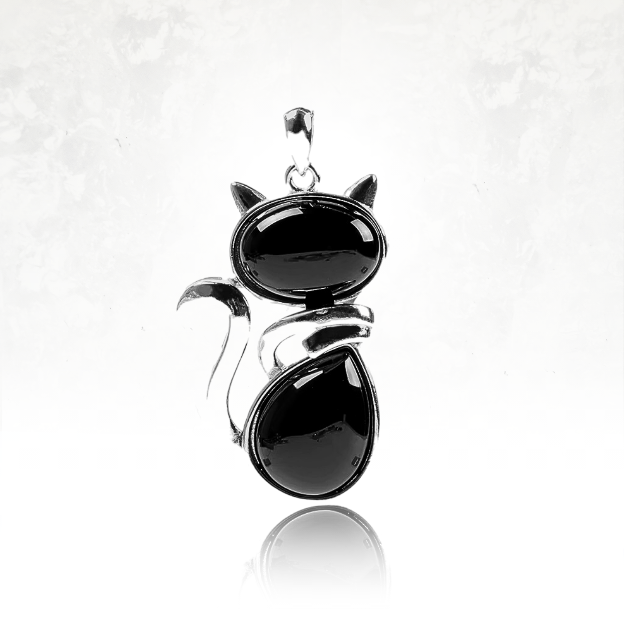 Pendentif chat en agate noire monté sur une structure en argent.

