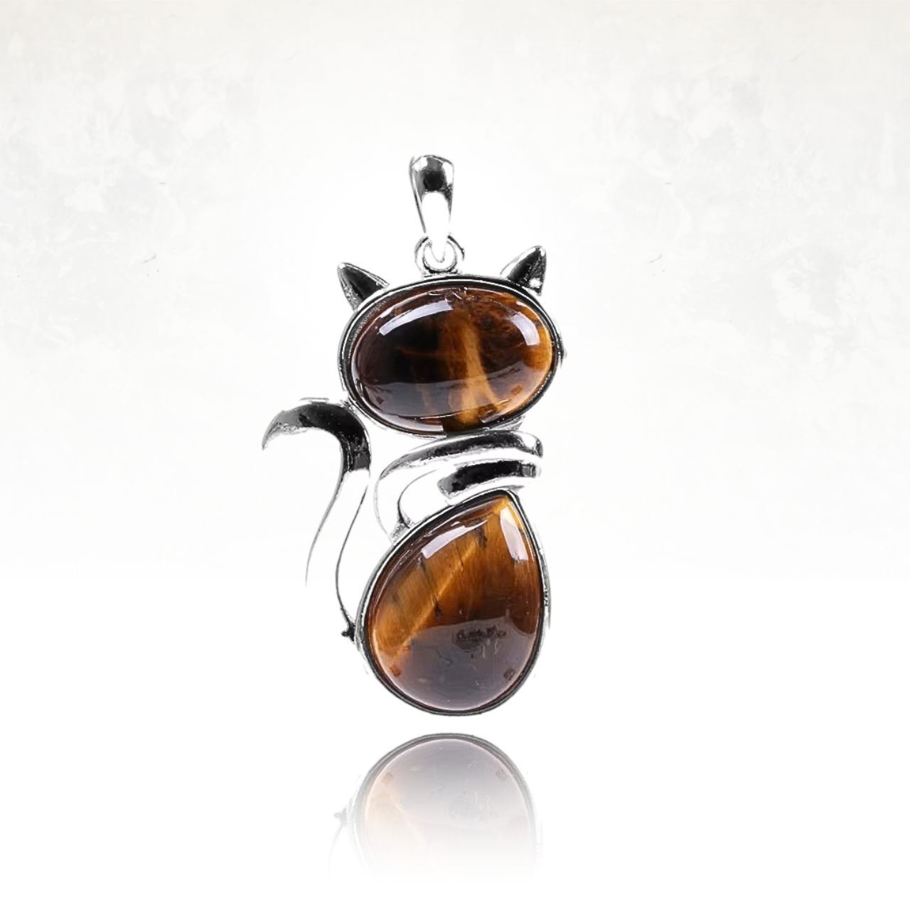 Collier porte-bonheur en pierre naturelle en forme de chat.

