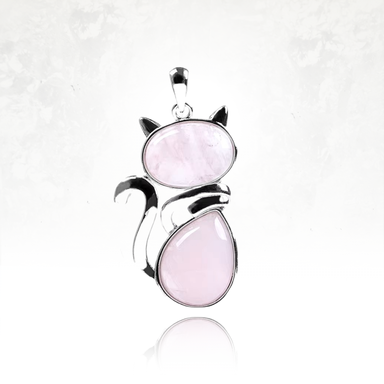 Pendentif félin en pierre de quartz rose pour une touche mystique.

