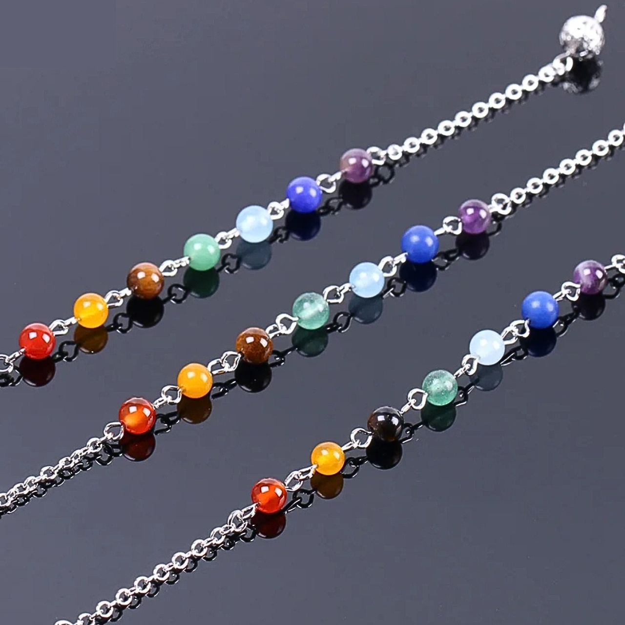 detail de la chainette du pendule HAILA aux couleurs de 7 chakras