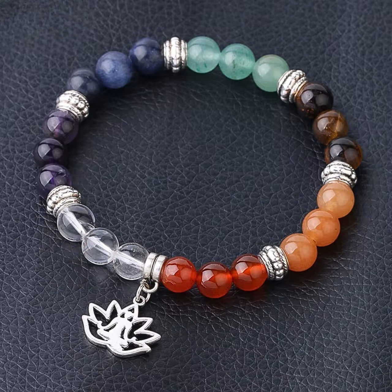 Bijou énergétique LOTOMA avec perles en pierres naturelles et charm lotus, idéal pour l’harmonisation des chakras.
