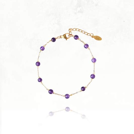 Bracelets fins dorés avec gemmes naturelles, symboles de protection et d’harmonie.