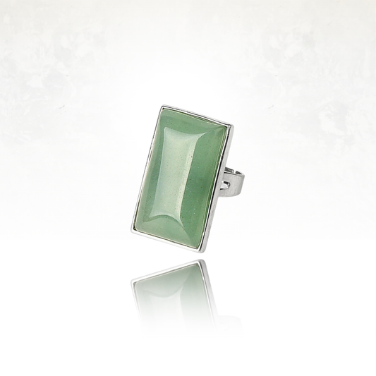 Bague RECTA avec pierre naturelle d'aventurine rectangulaire montée sur anneau argenté.