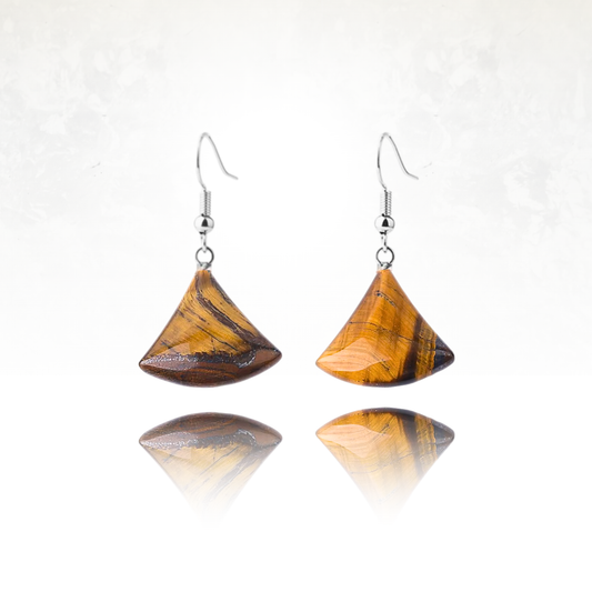 Boucles d’oreilles artisanales en œil de tigre doré; parfaites pour un look bohème.