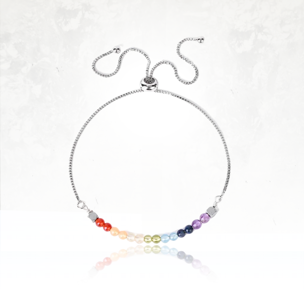 Bracelet élégant avec pierres de protection aux couleurs de 7 chakras et chaîne dorée.