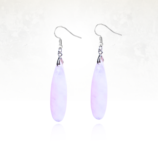 Boucles d'oreilles pendantes en quartz clair facettée avec crochet en métal argenté.