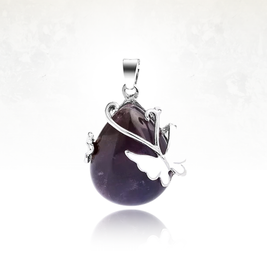 Collier ZANI avec pendentif en pierre naturelle d'amethyste et ornement papillon doré.

