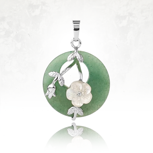 Collier ZINYU avec pendentif en pierre naturelle verte et fleur en nacre.

